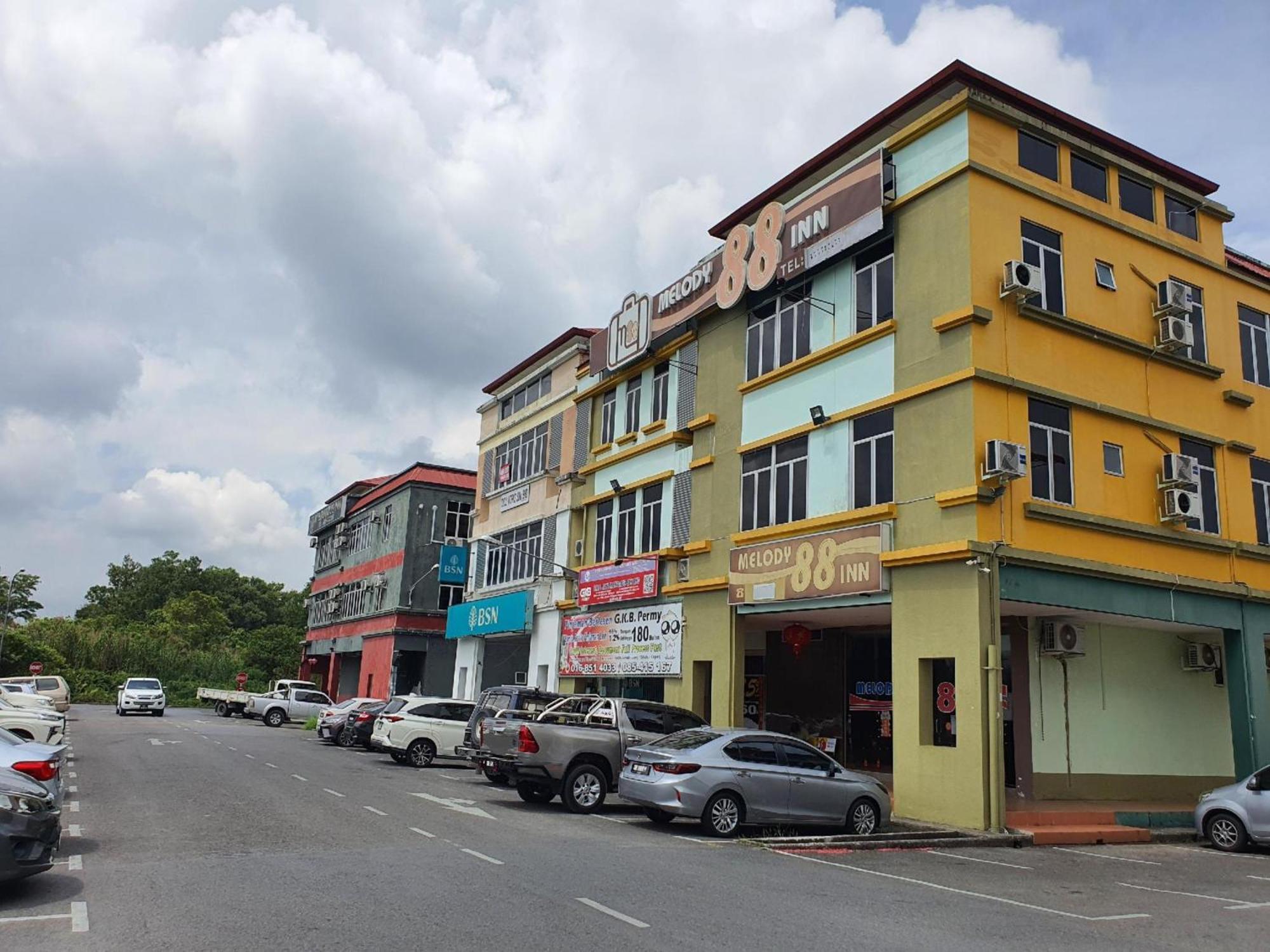 Oyo 90964 Melody 88 Inn Miri Exteriér fotografie